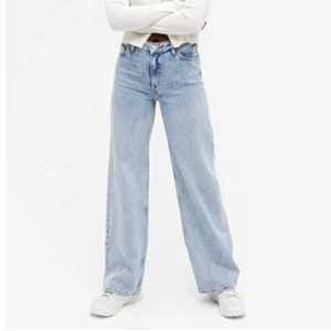 Raka jeans (Yoko) - Monki - Raka jeans, modellen ”Yoko” från monki. Storlek 29 men passar även mig som har 28. Säljer då jag tycker de är för korta på mig (är 175 cm). 200 + 66 frakt. Skriv om du vill ha fler bilder! 