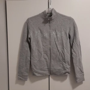 Grå kofta - Säljer denna gråa tröja eftersom den aldrig andvänds. Nypris: 249. Den är aldrig andvänd! Den är i riktigt bra skick.😄