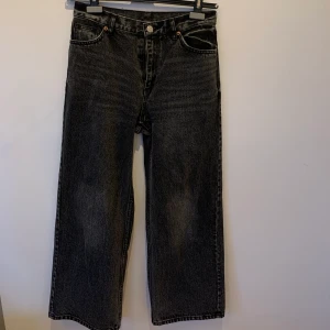 Monki Yoko Cropped - Säljer dessa monki jeans eftersom de inte kommit till användning. Köpare står för frakt.(Frakten kan variera än de som står nedan, beroende på vad paketet kommer väga)