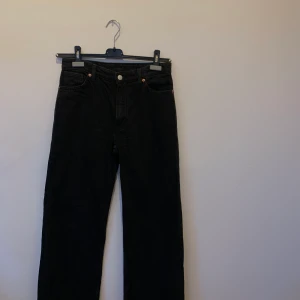 Monki Yoko Jeans - Säljer dessa Monki jeans eftersom de inte kommit till användning. Köpare står för frakt.(Frakten kan variera än de som står nedan, beroende på vad paketet kommer väga)