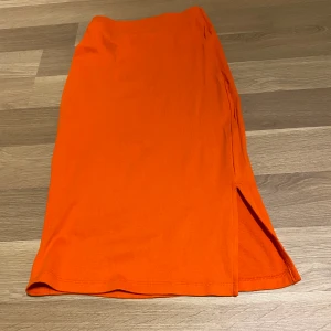 Kjol - Mellan lång kjol med slits där fram