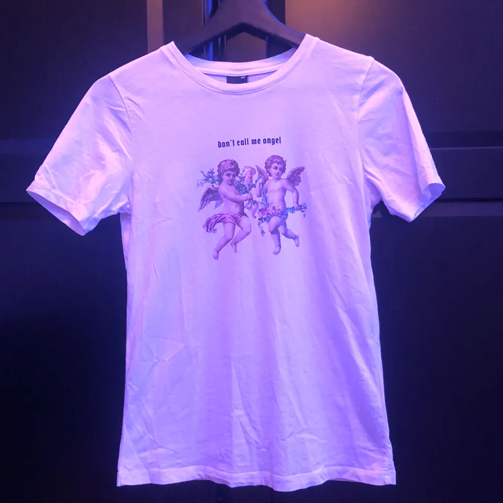 Säljer denna t-shirt från Gina tricot där det står ”don’t call me angel” på. Den är i storlek XXS, men passar mig som har storlek S. 😁 Säljer för 50 kr + 22 kr frakt 🥰 (köparen står för frakten) Den är sval och tunn, alltså perfekt till sommaren 😊✌️. T-shirts.