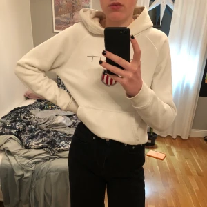 Gant hoodie vit - Gant hoodie i vit köpt för 600kr på mall of scandinavia. Fint skick och säljer för att jag inte använder längre tyvärr. Skriv privat om ni har frågor eller vill ha fler bilder🥰