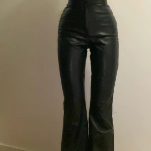 Utsvängda Skinnbyxor strl XS - Säljer skinnbyxor med vida ben i strl XS från zara. Är cirka 157 och de är inte för långa. De är i ny skick. Givetvis inte äkta skinn. Köpare står för frakt. 
