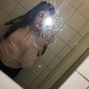 Rosa tröja i velour - Rosa tröja i velour men dragkedja i koppar färg. Tröjan har även luva med spännband. På bilden är tröjan även uppvikt med en Knut där bak så den är lite längre.