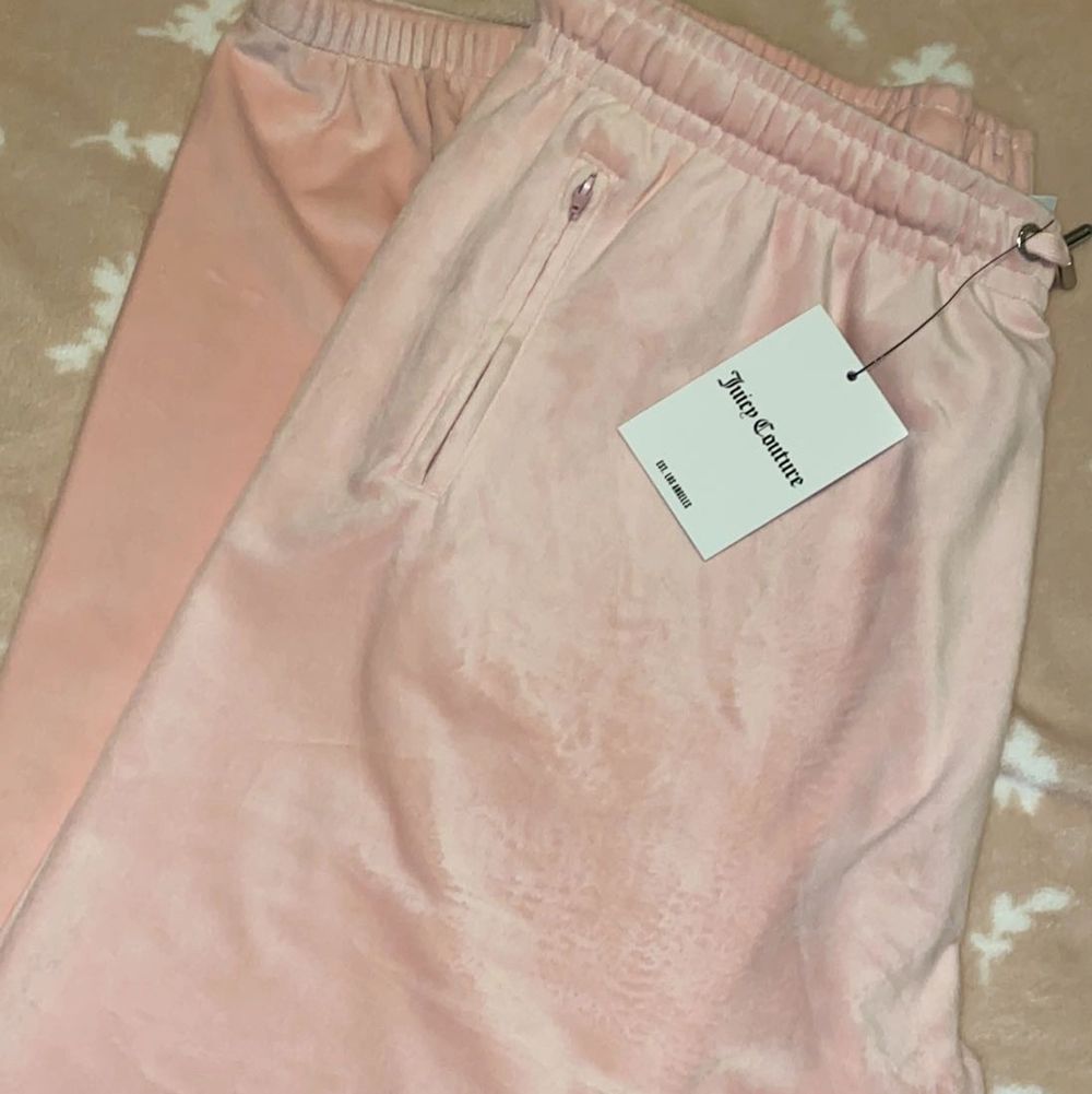 Säljer nu dessa två par Juicy Couture mjukis byxorna. Byxorna är aldrig använda & båda har prislappen kvar, anledningen till varför jag säljer de är för att jag inte haft tiden till att lämna tillbaka dom. Datumet för returen hade gått ut. Byxorna är inte i min storlek och därmed kan någon annan få en användning utav de. Båda byxorna är i storlek (L) Byxorna är i två olika modeller som ni kan se på bilderna. De ljusrosa har resårband i ändarna av byxorna samt fickor men även resårband i midjan. De mörk rosa byxorna är en mer ”vanlig” modell och är utsvängda byxor med vanlig knytning i midjan. Båda byxorna har Juicy couture märket i diamanter på bakdelen. Byxorna är köpta för 1000kr styck & säljs för 700 ( priset kan diskuteras vid snabb affär). Jeans & Byxor.
