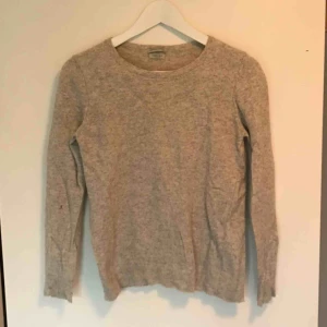  - Kashmir tröja i storlek XS, lite nopprig Cashmere blend, italian yarn, 45% lana wool, 45% pommammide nylon, 10% kashmir. 