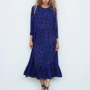 Klänning från Zara - Blå botten med svart zebra/tigermönster. Stl XS, men sitter lite löst på mig som är en 36:a. Aldrig använd, lapparna kvar. Knappar vid ärmslut och i nacken. Av 100% viskos. Nypris 549kr.