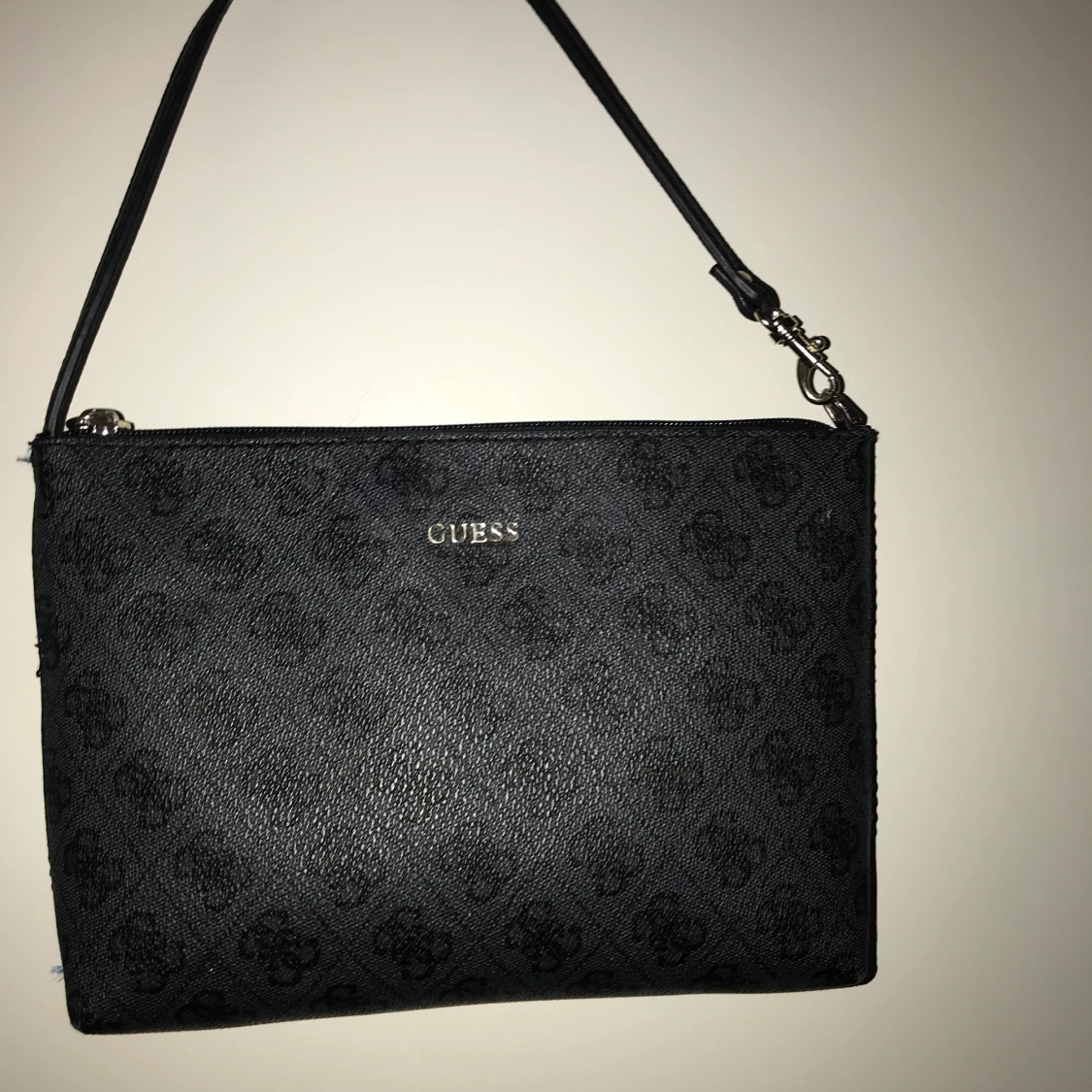 ÄKTA GUESS AXELVÄSKA