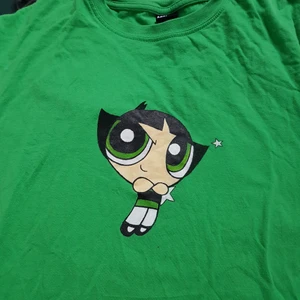 Buttercup Powerpuff t-shirt! - Handmålad Buttercup powerpuff T-shirt strl M!💚Jag gör fler handmålade T-shirtar så checka gärna in min instagram @terribledezigns ! Där kan ni även beställa specifica tryckmålningar på en T-shirt!😊❤ FAIRTRADE & ECO✅✅