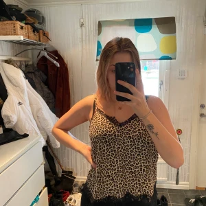 Linne - Säljer dessa tre linnen från H&M. Den vita och den prickiga är i storlek M och leopard i storlek 40. Jag är 176cm lång. Säger alla för 75kr eller en för 30kr. Köparen står för frakten