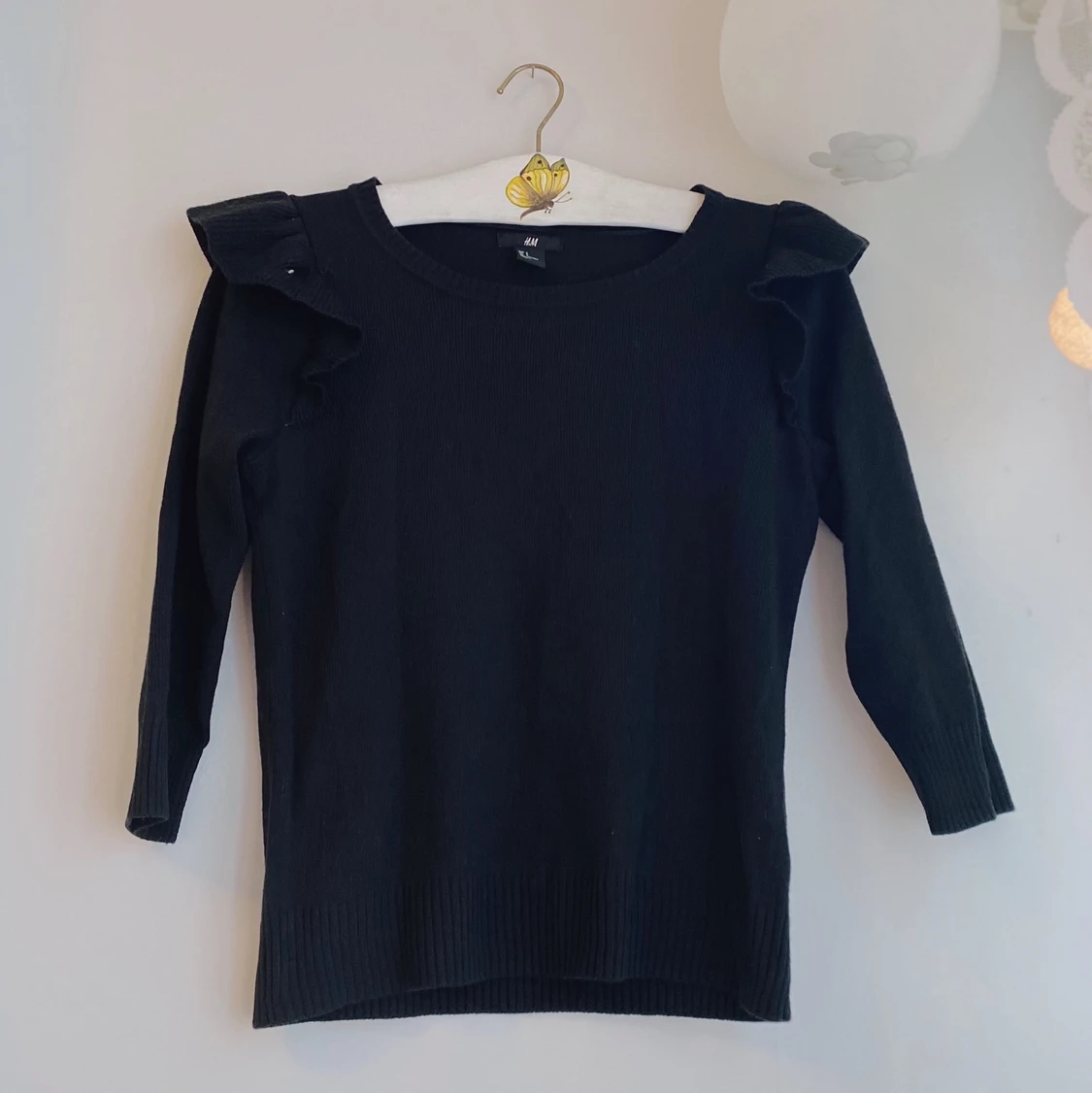 🖤 svart ruffle shoulder sweater 🖤 - 90
