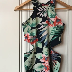 Tight, blommig klänning  - Somrig klänning med unikt mönster och passform. Köpt på asos för några år sedan men är sparsamt använd. Slutar vid övre delen av låret och är i ett ordentligt material som gör att den sitter smickrande. Skriv gärna för fler bilder