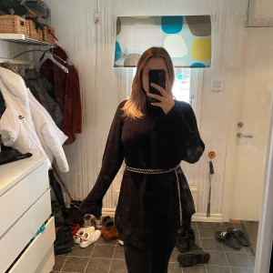 Stickat - Hej jag säljer denna grov stickade tröjan från Gina tricot pågrund av att jag aldrig använder den. Storlek XL och färg svart och jag är 176cm lång. Säljer den för 150kr och köparen står för frakten.