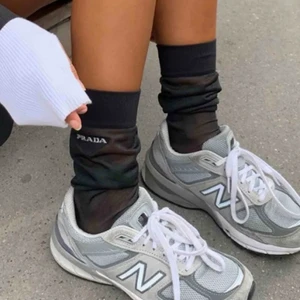 New Balance 990v5 - Funderar på att sälja min New Balance 990v5. Riktigt snygga o sköna, men kommer inte till användning för de är tyvärr förstora. Köptes i Sydney för ca 2000 kr och är i bra skick. De är använda några gånger. Tvättas självklart innan de säljes! Skriv för egna bilder på dem, de i annonsen är lånade bilder🥰