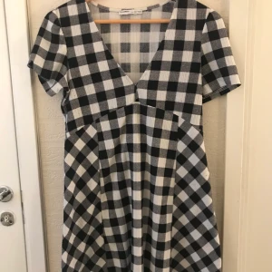 Klänning - Supersöt rutig miniklänning i mjukt material 
