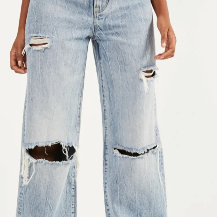 Snygga jeans med hål på knäna 150 + frakt! Skicka gärna ett meddelande om fler frågor!💕 . Jeans & Byxor.