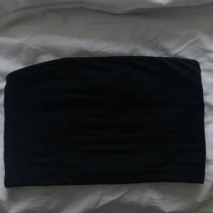 Bandeau top gina  - Svart bandeau top från Gina Tricot, väldigt sparsamt använd! Som ny! Priset är inklusive frakt!