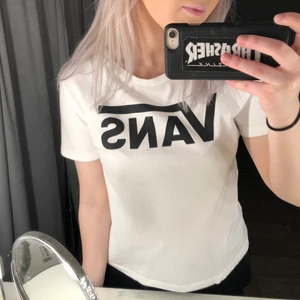 Vans tröja - Vit vans tröja säljes, använd några få gånger men behåller sin fina kvalité! Köparen står för frakt!