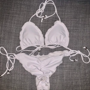 Bikini - Ruffle bikini med volanger i vit från nelly. Säljer även denna i svart. Kan mötas upp i Jönköping annars tillkommer fraktkostnad. 🖤