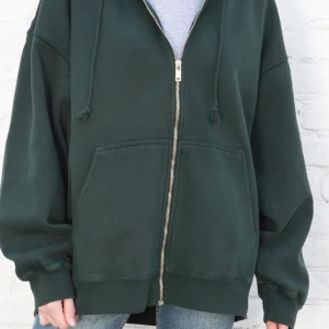 Zip up hoodie - Så snygg oversize zip up hoodie från brandy Melville . Knappt använd och alltså i topp skick. Hoodien är mörkblå, men hittade Ingen bild på den blå. Skriv vid intresse eller frågor!! Budgivning avslutad