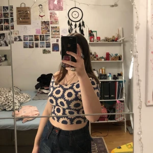 Blommig tisha - Tisha med stora blommor på😛 croppad och lite off shoulder med en snygg djup rygg💕