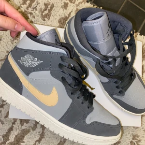 Nike jordan 1 mid - Säljer mina Nike Jordan 1 mids i storlek 40.5. Slutsålda. Har använts endast 1 gång så dom är så gott som nya! Skriv gärna till mig om du är intresserad istället för att bara likea:)  