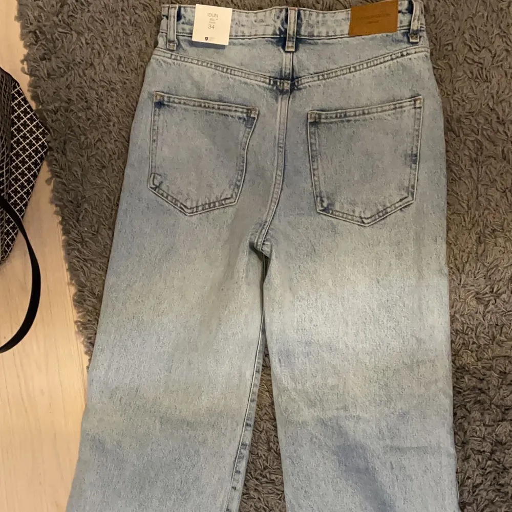 Jättesnygga breda jeans från Gina! De är aldrig använda och har prislappen kvar, därav i nyskick/inga defekter. Säljer för att jag inte använder de. Jag är 173❣️ Köparen står för frakt.. Jeans & Byxor.