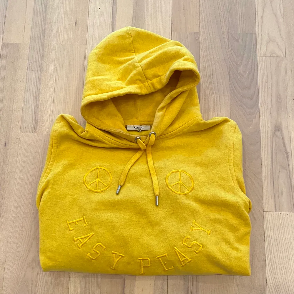 Gul hoodie från Ganni med broderat tryck. Använd endast ett fåtal gånger! Stor och skön luva. . Hoodies.