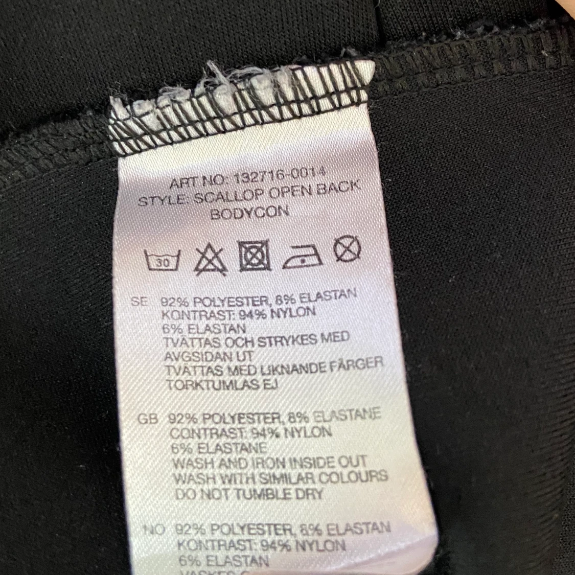 Svart spetsklänning, öppen rygg. - 91