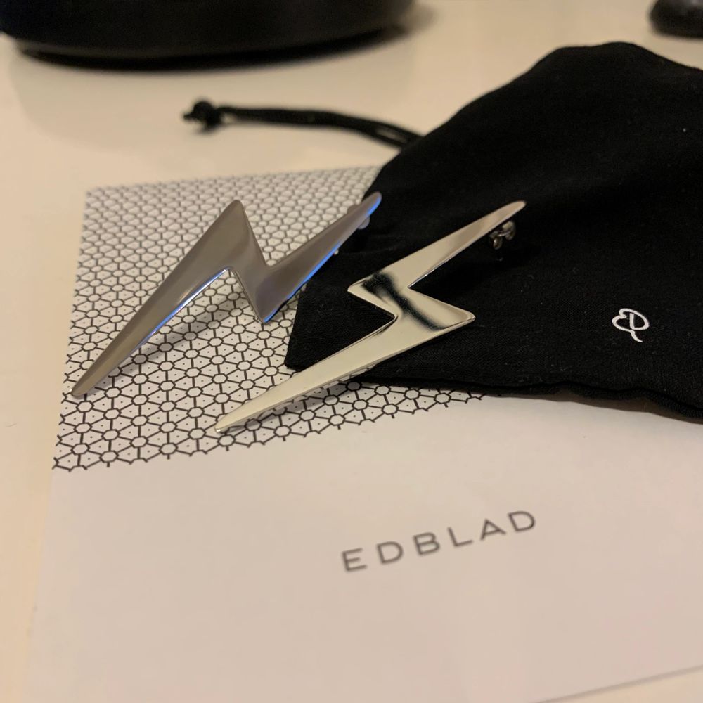 Ett par superballa silvriga blixtörhängen ⚡️ från Edblad! Använda max 3 gånger och är så gott som nya! Köpte dem för 399kr men säljer dem för 199kr inklusive frakt. Älskar dem men använder dem tyvärr inte så mycket som jag trodde att jag skulle göra! ❤️⚡️⚡️. Accessoarer.