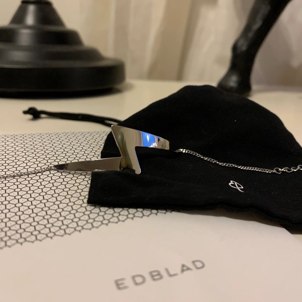 Superfint silverarmband från Edblad i rostfritt stål! En supercool blixt med kedja ⚡️⚡️ Älskar detta men använder det tyvärr inte. Använd cirka 3-4 gånger och är i jättebra skick! Priset kan diskuteras ❤️ Gratis frakt!! 💕💞. Accessoarer.