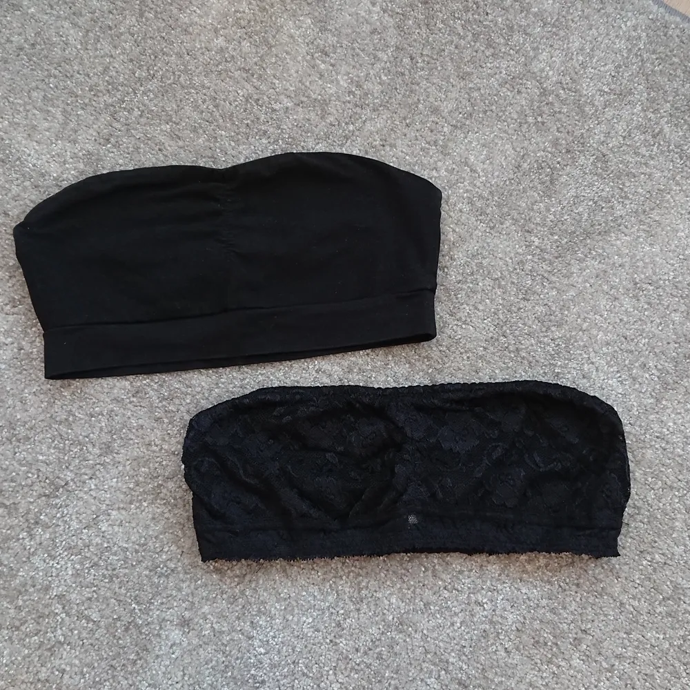 Två svarta bandeau toppar från Gina i storlek S. I bra skick. Köp båda för 40 kr. Köpare står även för frakt på 24 kr. ❤️ . Toppar.