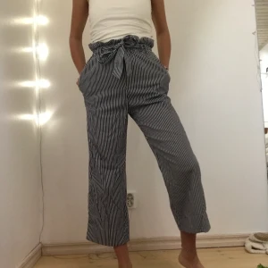 Randiga Byxor - Från h&m. Knappt använda. Köparen står för frakten!