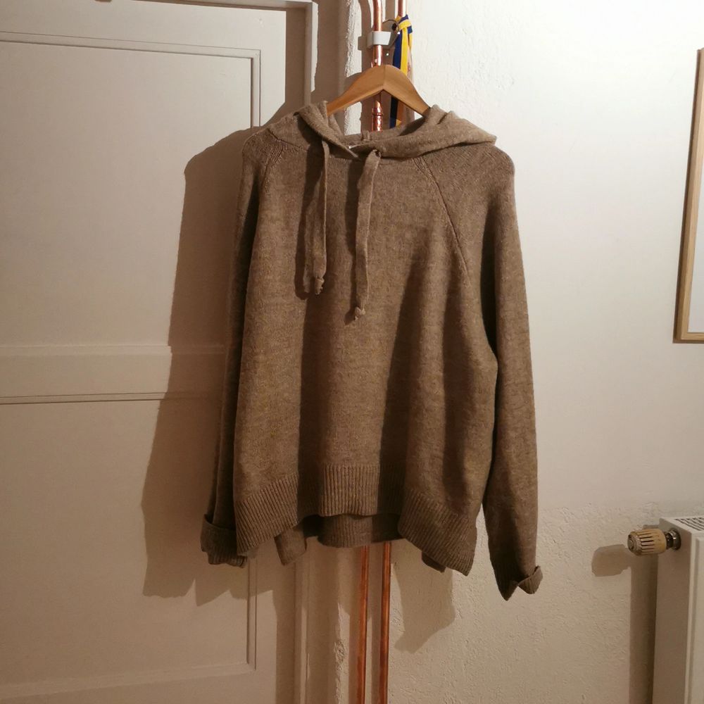 Jätte mysig hoodie. Sticks inte alls har andra hoodie hag använder mer än den så darför säljer jag den. Vid fråger eller andra funderingar så är det bara att skriva 💞 💞 💞 💞 . Huvtröjor & Träningströjor.