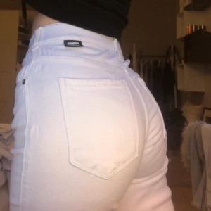 bootcut jeans från dr denim storlek S/30 - säljer mina näst intill oanvända slitna bootcut jeans från dr denim. de är i storlek S och 30 i längd men passar mig med xs & de är väldigt stretchiga så passar nog större storlekar också. köpta för 599kr. pris kan diskuteras vid snabbaffär