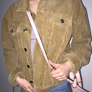 Manchesterjacka - I toppenskick! Storlek S, tror den e från herravdelningen. Tjejen på bilden är storlek xs och den e oversize på henne! Från Urban outfitters 💘 spårbar frakt!!!