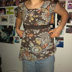 Blommig blus  - Gullig blus i blommigt mönster från Kappahls gamla barn kollektion💗💗