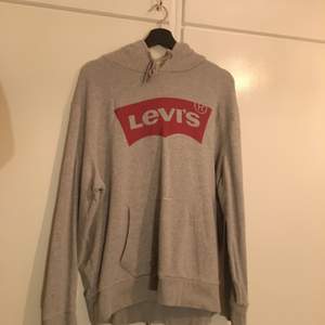 Grå Levis hoodie i storlek XL. Sömmen är lite trasig (se bild 3). Därav kan priset diskuteras! Frakt tillkommer 📦 