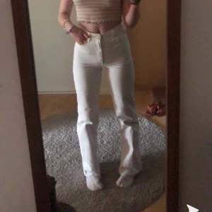 vita straight leg jeans från Zara  - vita avklippa straight leg jeans från Zara i storlek 34. Jag är 167 och dom är långa på mig. Dom är slutsålda i butik och på hemsidan. Dom är avklippta längst ner. köpte för 400kr. KONTAKTA MIG OCH LÄGG ETT BUD, Köparen står för frakten 44kr