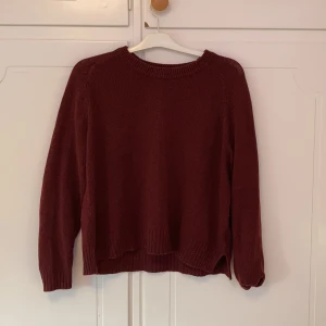 En röd tröja som kommer från HM❤️❤️ - tröjan är helt hel med inga hål ✨✨