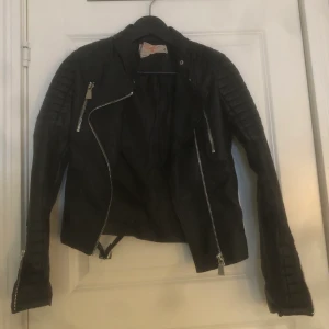 Chiquelle skinnjacka - Säljer mina svarta skinnjacka från chiquelle som är väldigt populär. Jackan är i ett väldigt bra skick. Mitt pris inkl frakt☺️