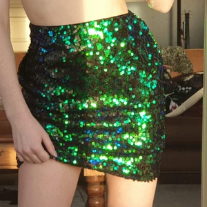 Paljett kjol - Härlig paljett kjol från boohoo i storlek XS/34. Har sytt in litegrann i midjan för en mer figurnära passform. Annars är den i bra skick. Köp för 40 kr, köpare står för frakt på 48 kr. ❤️ 