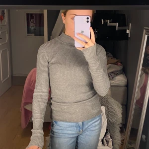 Ribbad långärmad tröja  - Grå ribbad långärmad tröja i storlek xs men passas även S. Köpt på FreeQuent för fyra år sedan för 299kr, säljes för 70kr 