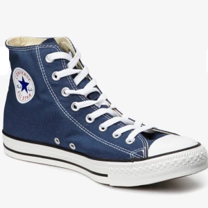 Marinblåa converse - Säljer dessa snygga marinblåa converse skorna i storlek 39. På bilderna ser de smutsiga ut pga ljuset men de är inte det i verkligheten utan snarare väldigt fint skick (kan skicka fler bilder om det önskas). Hör av er vid intresse🌸 Säljer även ett par vita låga converse i storlek 36 (kolla annan annons) BUD JUST NU: 190kr+frakt! BUDGIVNING AVSLUTAS 13/1 KVÄLL