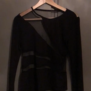 Chiffong tröja - Svart chiffong tröja helt öppen med cyffong tyg baktill och vissa delar fram, väldigt bekväm och fin!