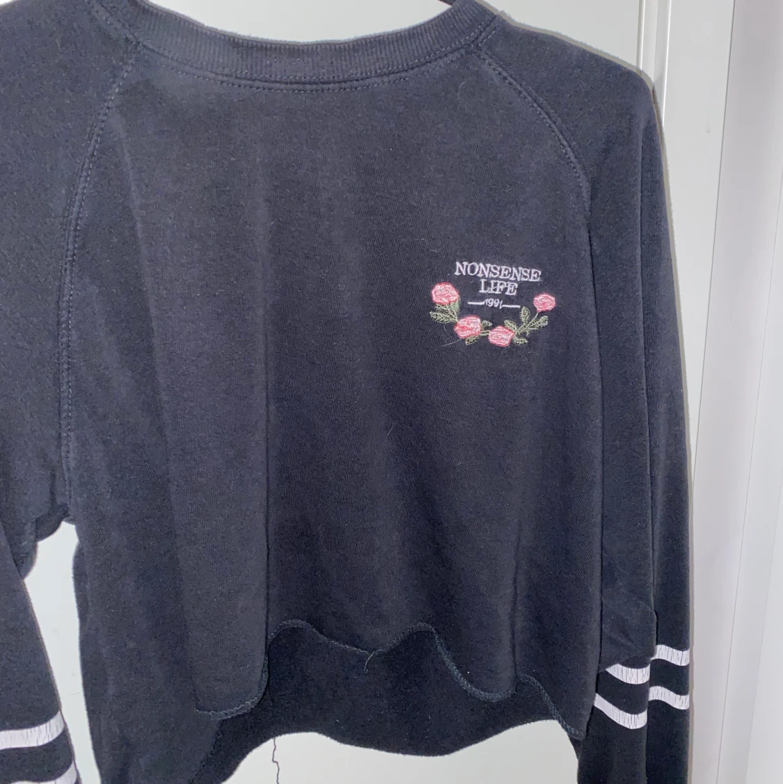 Svart tröja med detaljer 