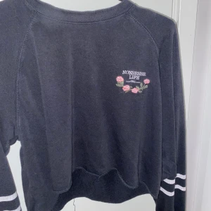 Svart tröja med detaljer  - Säljer min förra favorittröja för att den inte kommer till användning längre. Jättebra skick, så mysig. Den är kortare i modellen och oversized. Storlek S