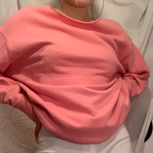 Rosa sweatshirt  - Rosa sweatshirt från weekday. Perfekt skick! Passar Mia som har S (oversize)💕pris kan diskuteras vid snabb affär :)