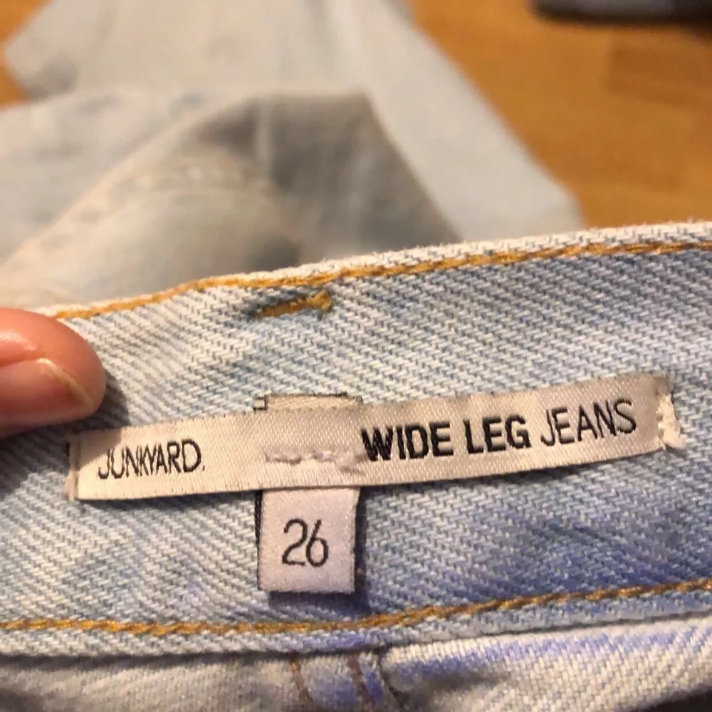 Junkyard jeans i strl 26, använda ett fåtal gånger. Säljes då de är lite korta på mig som är 1,72cm. Köpa orginellt för 499kr, säljer för 150kr + frakt. Säljes vid snabb affär❤️ ( första bilden är lånad ). Jeans & Byxor.